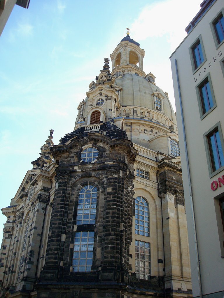 Dresden, die wiederaufgebaute Frauenkirche, deutlich sieht man an der dunklen Frbung die alte Bausubstanz und die wiederverwendeten einzelnen Steine, eine bautechnische Meisterleistung, Okt.2009 