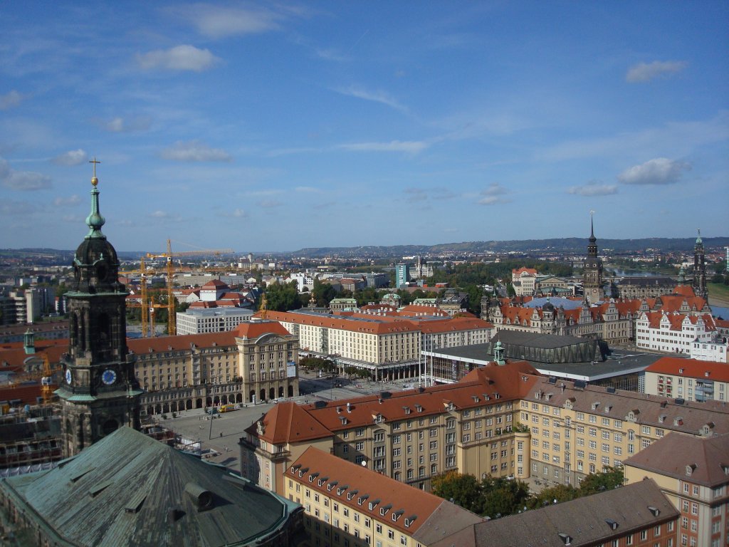 Dresden,Blick vom Rathausturm nach West,
auf Kreuzkirche und Altmarkt dahinter,
am Horizont die Weinberge bei Radebeul,
Okt.2009