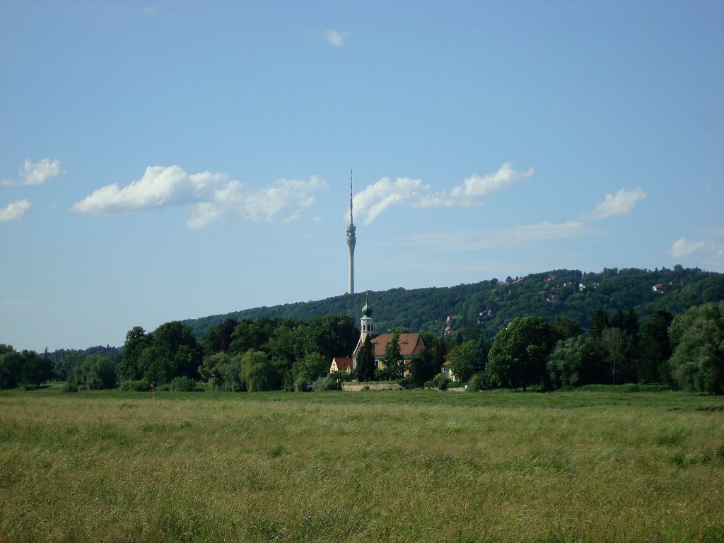 Dresden,
Blick ber die Elbwiesen zur Hosterwitzer Kirche und dem
Fernsehturm, 252m hoch, gebaut 1963-69,
Juni 2010 