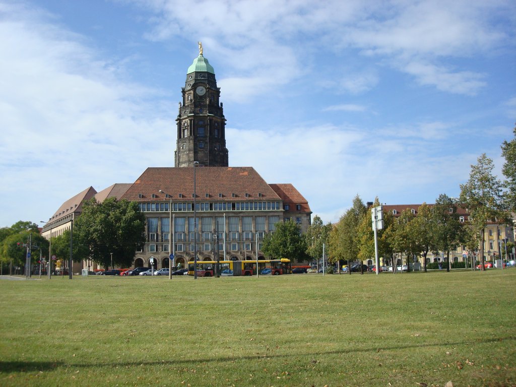 Dresden,
das Rathaus mit dem 100m hohen Rathausturm, die Aussichtsplattform ist in 68m Hhe und bequem mit dem Fahrstuhl zu erreichen, bietet den besten Blick ber die Stadt,
Okt.2009