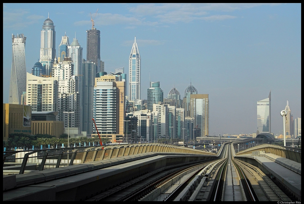 Dubai Marina, von der Metro aus gesehen. Ganz links der noch im Bau befindliche Infinity Tower.