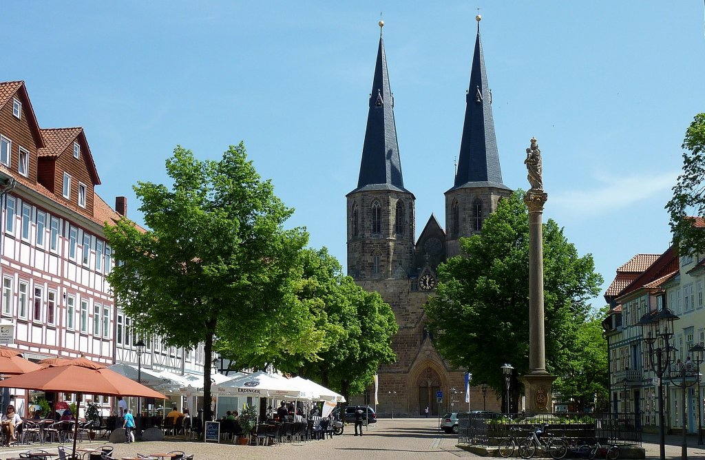 Duderstadt, Blick vom Rathaus durch die Marktstraße zur St.Cyriakus-Kirche, Mai 2012