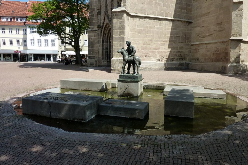 Duderstadt, der Brunnen vor der St.Servatius-Kirche, mai 2012