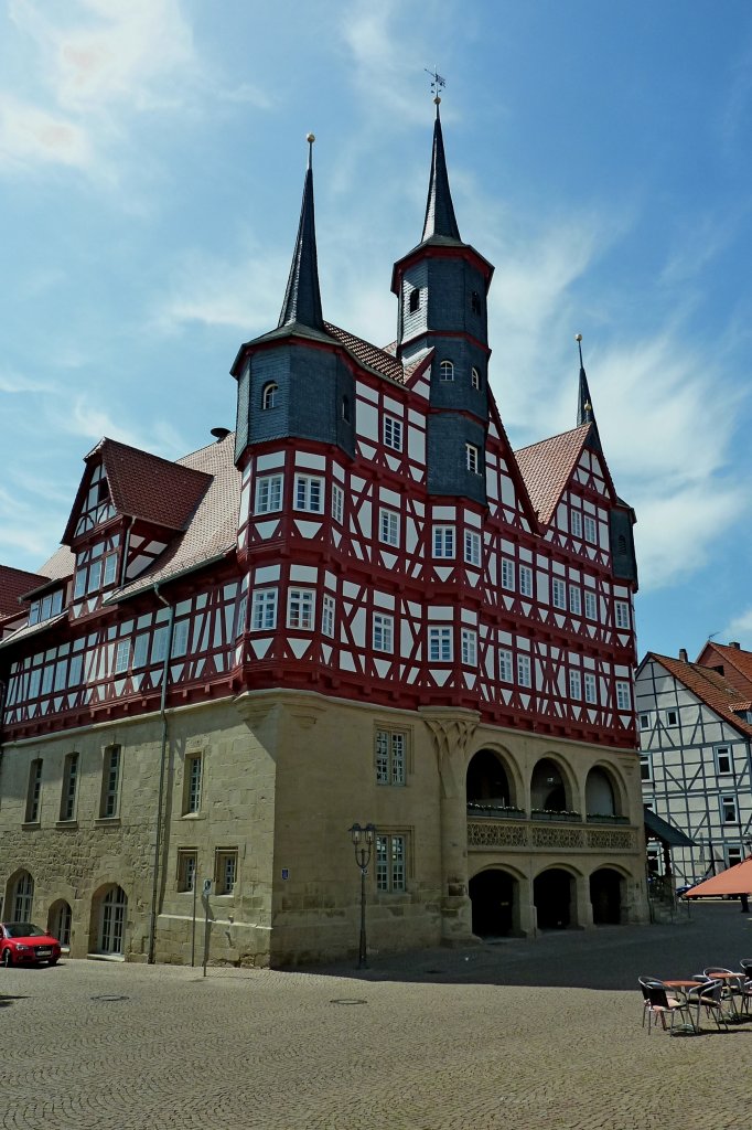 Duderstadt, das Rathaus, eines der schönsten und ältesten Rathäuser in Deutschland, erste Gebäudeteile von 1302, das Fachwerk wurde 1532 aufgesetzt, Mai 2012