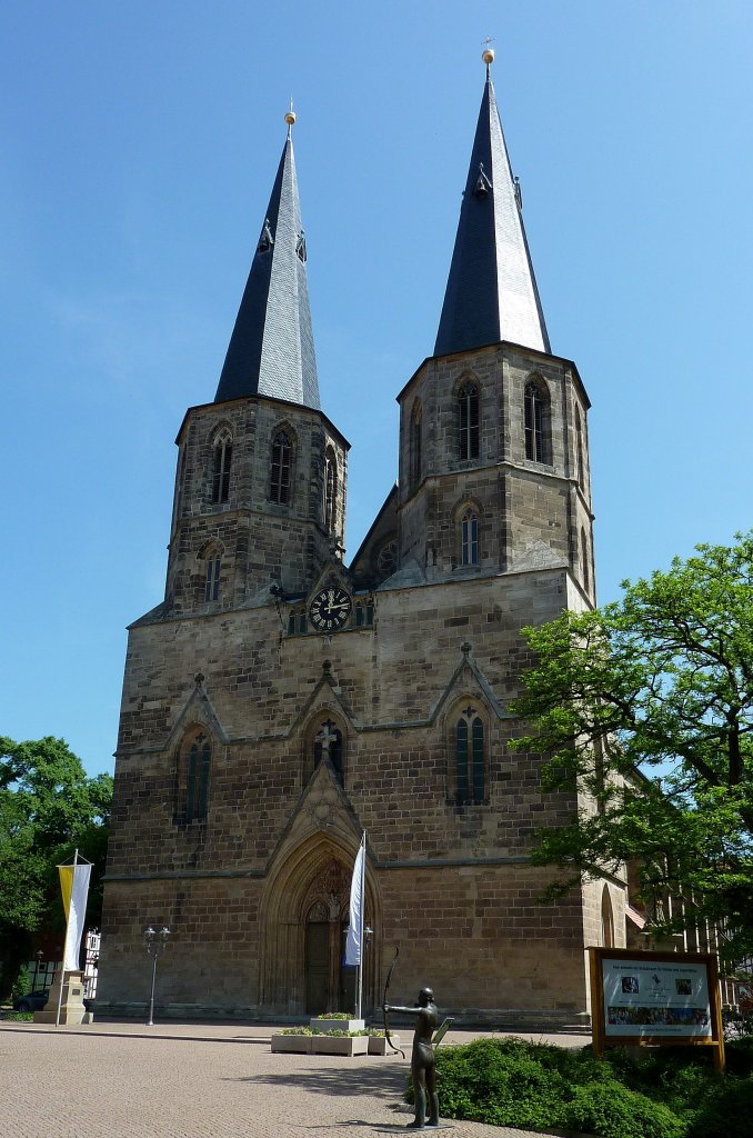 Duderstadt, die St.Cyriakus-Kirche, die katholische Propsteikirche ist ein dreischiffiger Hallenbau, errichtet von 1240-1490, wird auch als  Eichsfelder Dom  bezeichnet, Mai 2012 