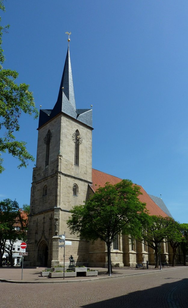 Duderstadt, die St.Servatius-Kirche ist heute evangelische Pfarrkirche, der dreischiffige gotische Hallenbau stammt von 1360, Mai 2012