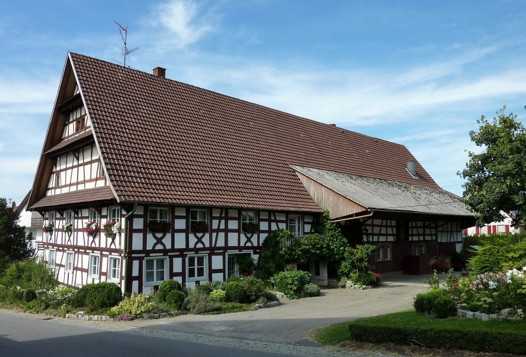 Drnau, die ansehnlichen Fachwerkbauten entstanden nach dem groen Dorfbrand von 1746, Aug.2012