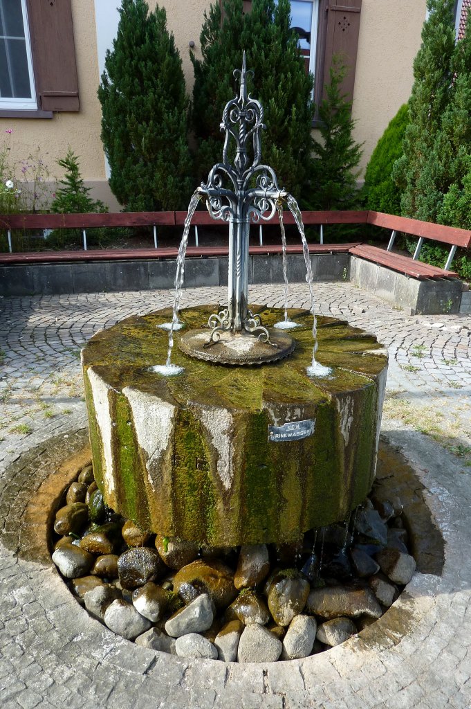 Drnau, der Dorfbrunnen vor dem Rathaus, Aug.2012r