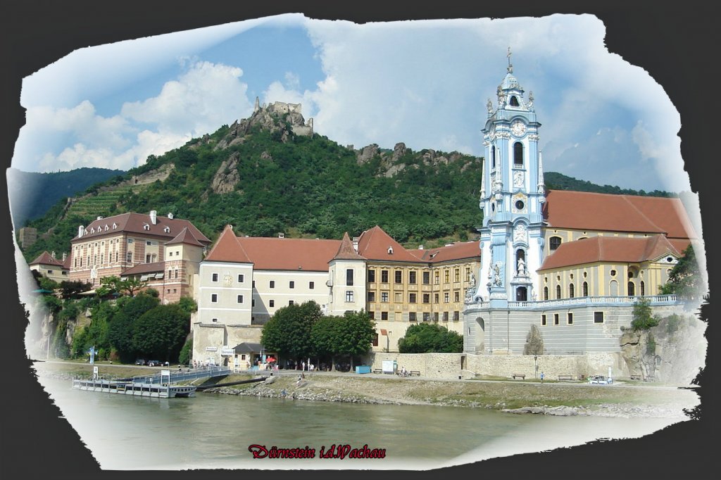 Drnstein / Wachau. Ein herrlicher Blick auf Drnstein mit seiner blauen Kirche vom Schiff aus. Im Hintergrund ist die Ruine Drnstein zu sehen. 03.07.2010