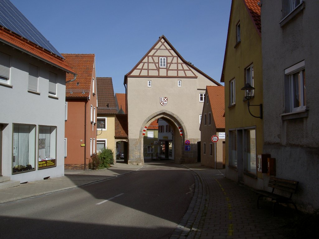 Drrwangen, Torturm aus dem spten Mittelalter, Putzbau mit Fachwerkgiebel (06.09.2012)