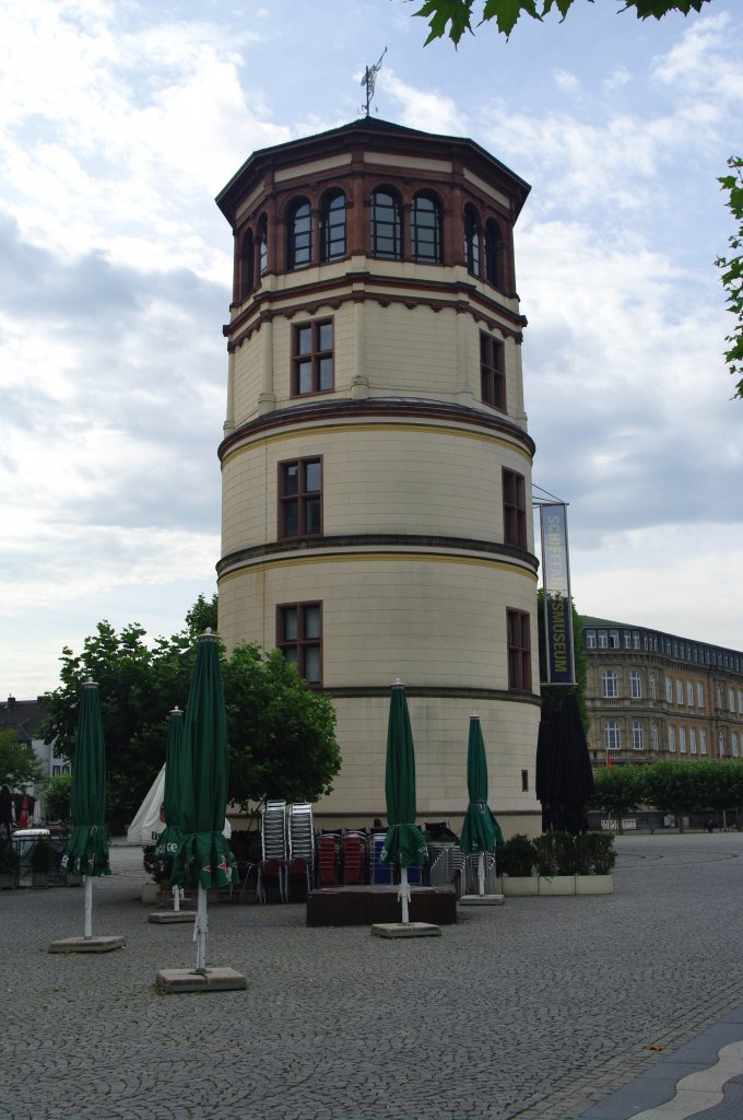 Dsseldorf, ehem. Schloturm mit Schiffahrtsmuseum an der Rheinpromenade (03.08.2011)