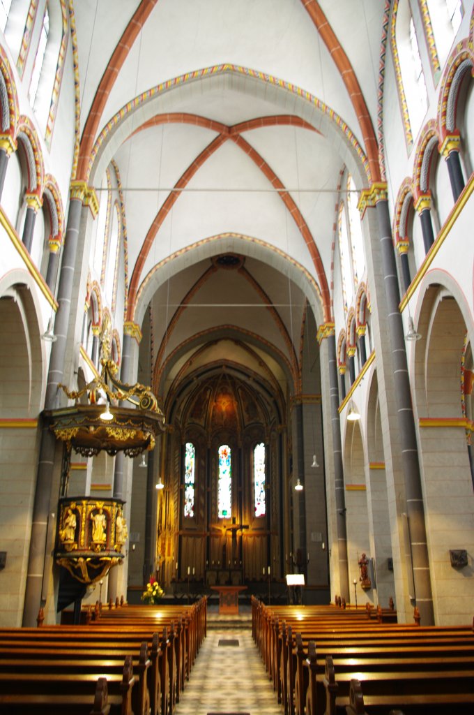 Dsseldorf, St. Margretha Kirche, Innenansicht der Pfeilerbasilika (03.08.2011)