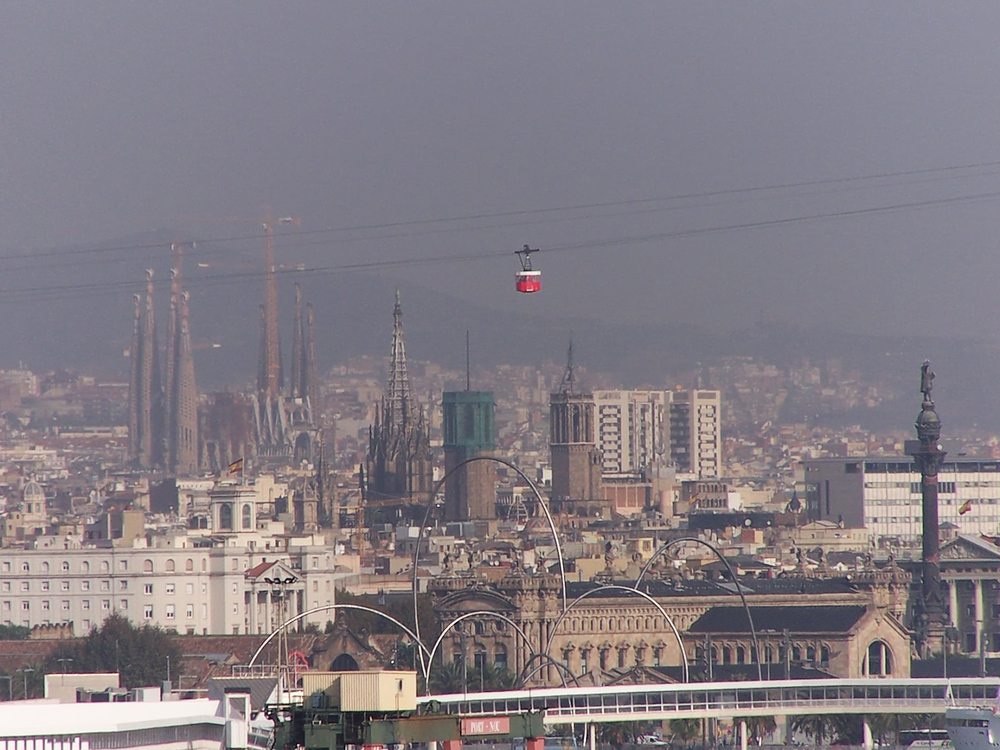 Dunstglocke ber Barcelona...

Die letzte Woche im Oktober 2006 war in Europa sehr hei, besonders im Mittelmeerraum.

Trotzdem hatte es die Sonne um 11.30 Uhr noch nicht geschafft den Dunst ber Barcelona aufzulsen.

27.10.2006