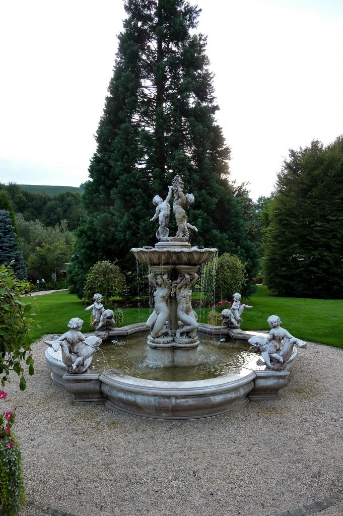 Durbach in der Ortenau, diese Nachbildung eines antiken Brunnens steht im schnen Hotelpark vom  Rebstock , Sept.201