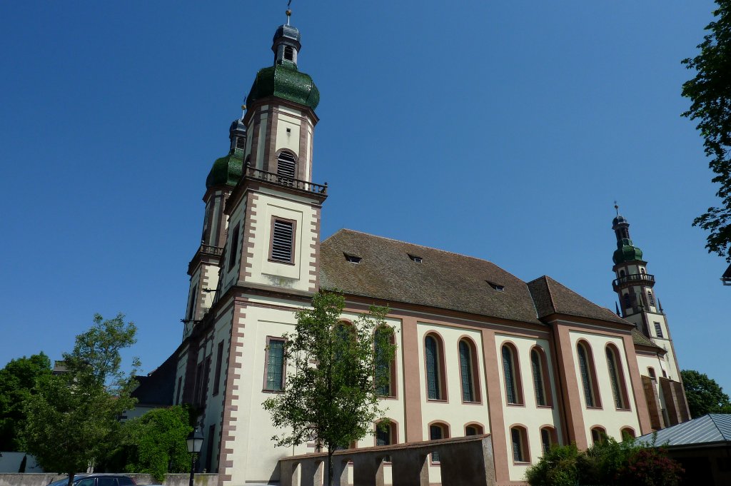 Ebersmnster im Elsa, die ehemalige Abteikirche mit dem 48m hohen  Heidenturm  am Chorraum, die Benediktinerabtei geht zurck auf das Jahr 870, Mai 2011