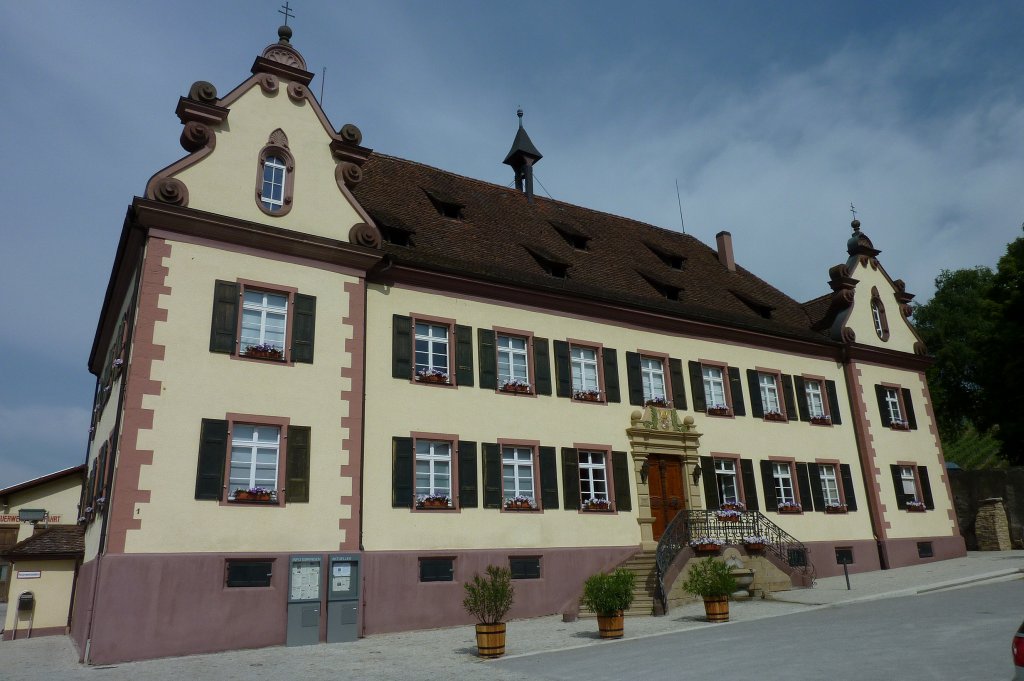 Ebringen, Weinbaugemeinde im Markgrflerland, das Barockschlo, erbaut 1711-13, wird heute als Rathaus genutzt, Mai 2011  