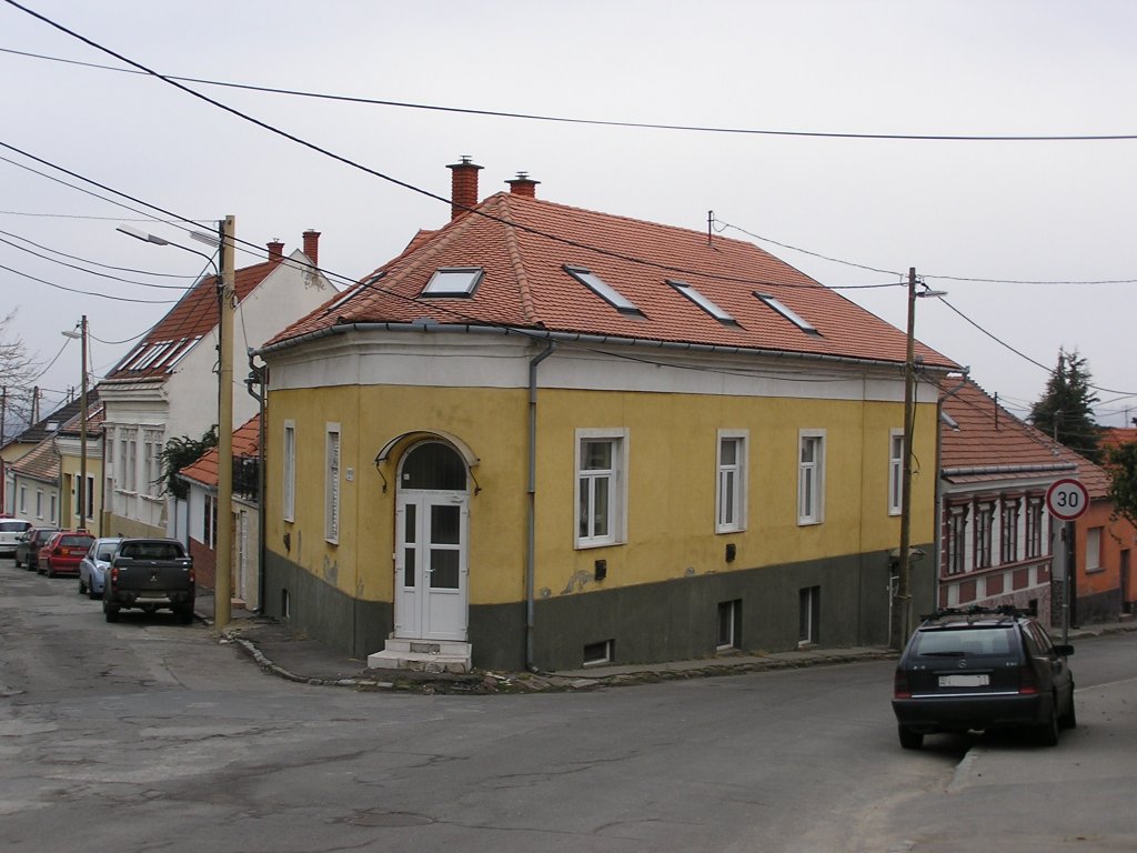 Eckenhaus bei  Tettye Str, Pcs, Ungarn. Foto: April 2010