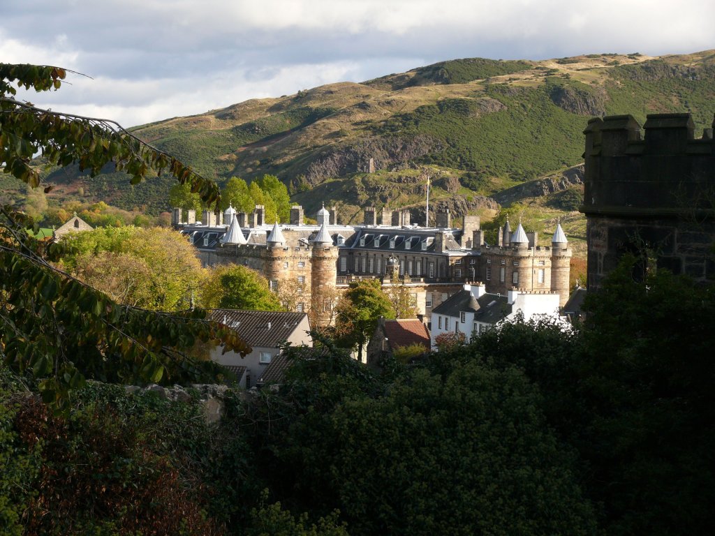 Edinburgh am 1.10.2010, Palace of Holyroodhouse, im Hintergrund Arthur's Seat
