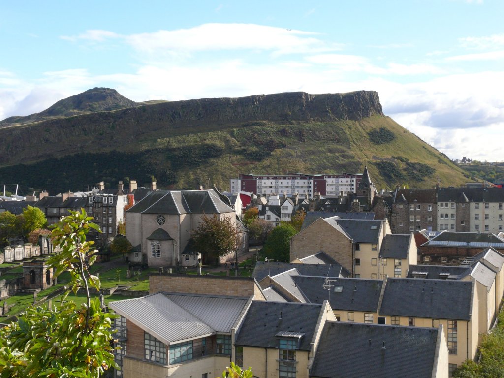 Edinburgh am 19.10.2010, Blick auf den 'Tafelberg' Holyrood Park.