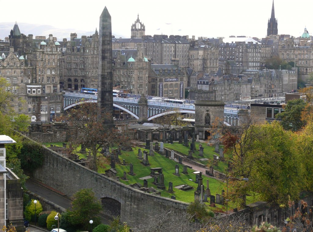 Edinburgh am 19.10.2010, Blick auf die Altstadt, in der Mitte die 'North Bridge' die über den Bahnhof führt und im Vordergrund der Friedhof 'Calton Old Burial Ground' 