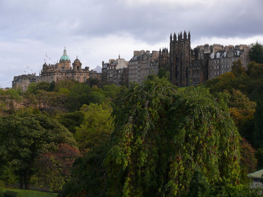 Edinburgh am 19.10.2010, Blick auf die Altstadt von 'Princes Street Gardens'