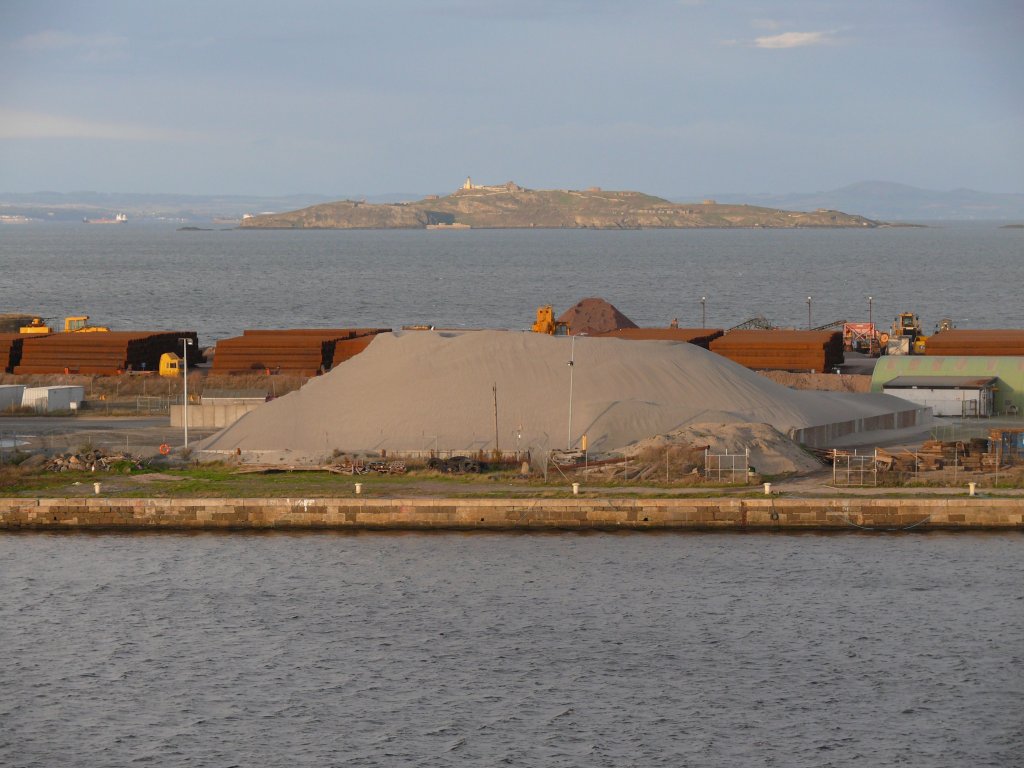 Edinburgh am 19.10.2010, Hafen mit Blick auf die Insel 'Inchkeith' auf dem Firth of Forth