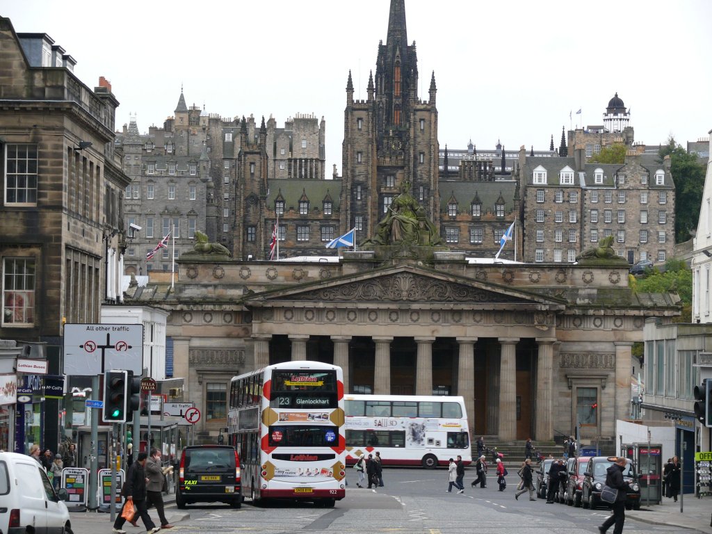 Edinburgh am 19.10.2010, Hanover Street mit Royal Scottish Academy, im Hintergrund die Altstadt.