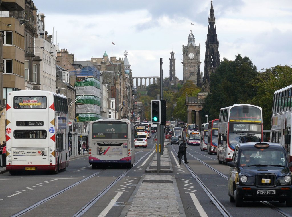 Edinburgh am 19.10.2010, Princes Street mit Blick auf Calton Hill