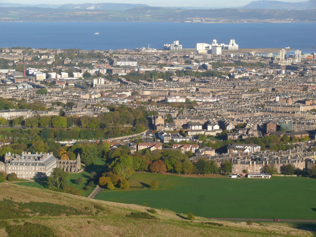 Edinburgh am 20.10.2010, Blick vom Arthur's Seat auf Waterfront/Ocean Terminal