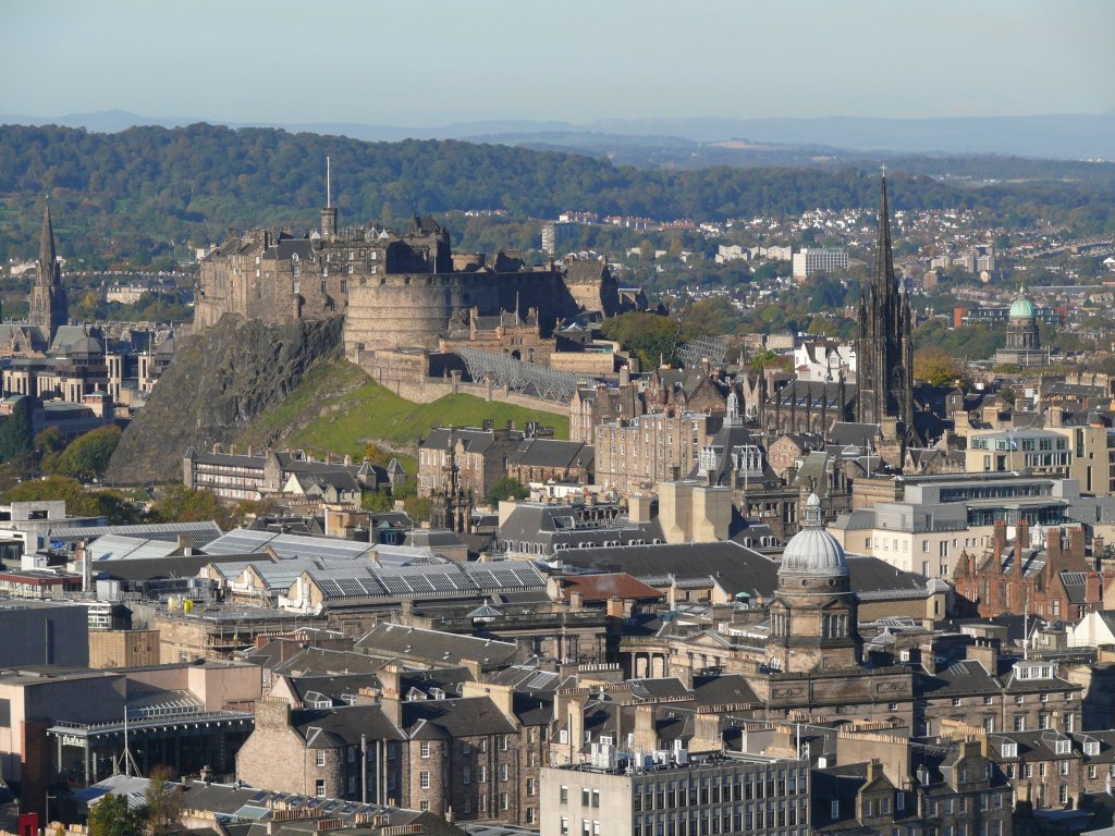 Edinburgh am 20.10.2010, Blick auf Altstadt und Burg von Holyrood Park