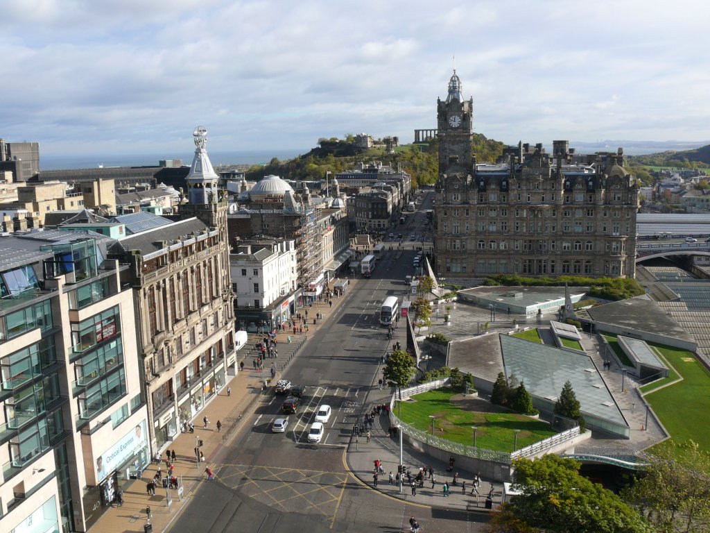 Edinburgh am 21.10.2010, 'Balmoral Hotel', dahinter 'Calton Hill'.