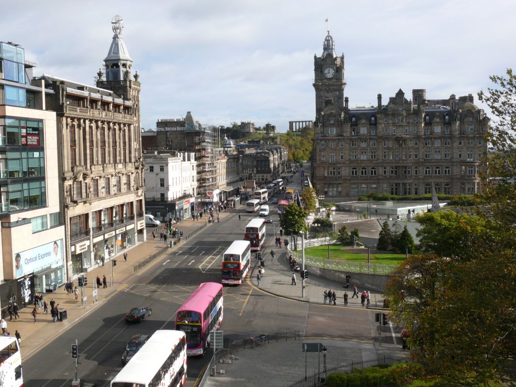 Edinburgh am 21.10.2010, Princes Street, Ecke Waverley Bridge (Zufahrt zum Bahnhof).