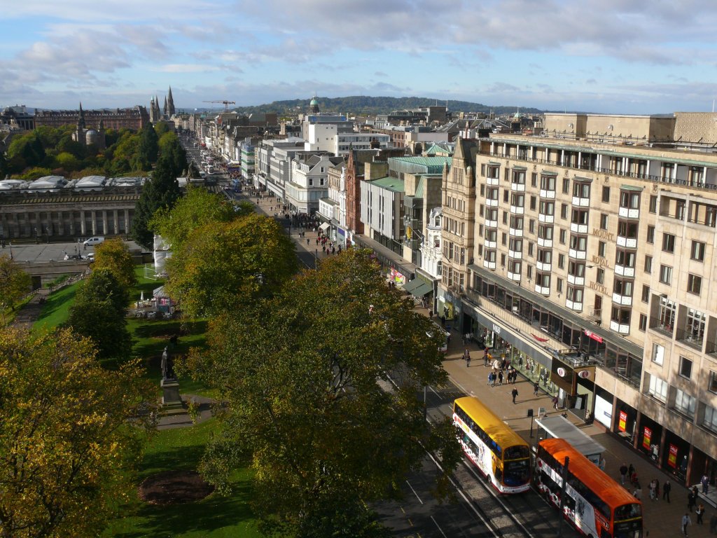 Edinburgh am 21.10.2010, Teil der einseitig bebauten Princes Street. Blick vom 'Scott Monument'