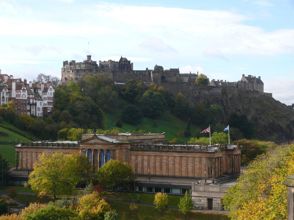 Edinburgh am 21.10.2010, vorne im Bild die 'National Gallery' in den 'East Princes Street Gardens' und im Hintergrund die Burg.