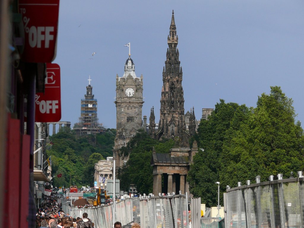 Edinburgh am 22.07.2009, die fr den Verkehr gesperrte Princes Street, im Hintergrund 'Calton Hill'. Von links nach rechts: 'Nelson Monument' mit Gerst, Turm des 'Balmoral Hotel', 'Scott Monument'