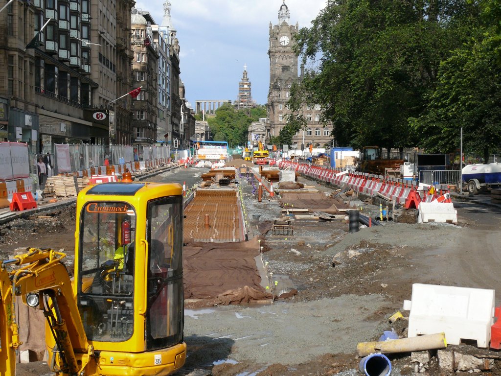 Edinburgh am 22.07.2009, die fr den Verkehr gesperrte Princes Street, im Hintergrund 'Calton Hill'. Die Bauarbeiten fr die neue Tram sind in diesem Bereich mittlerweile abgeschlossen.