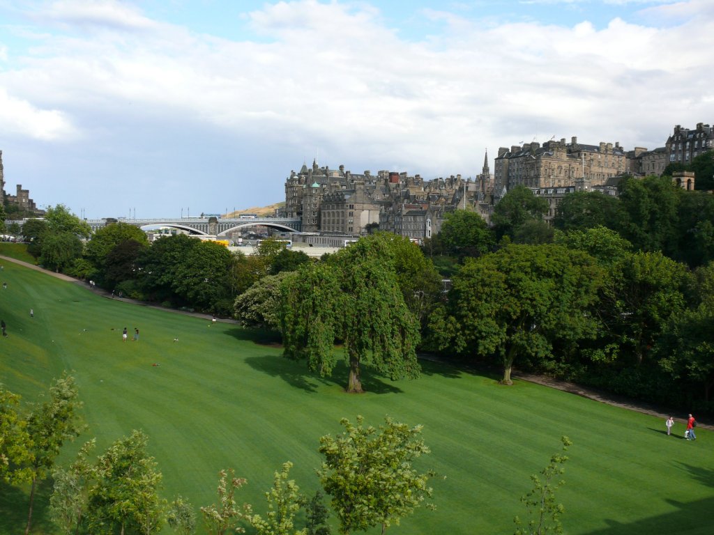 Edinburgh am 22.07.2009, 'Princes Street Gardens' mit Blick auf die Altstadt.