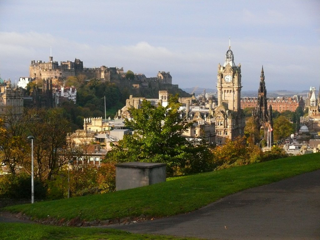 Edinburgh, Caste von Calton Hill aus gesehen am 21.10.2010, rechts das berhmte Balmoral-Hotel und direkt daneben das Scott Monument.