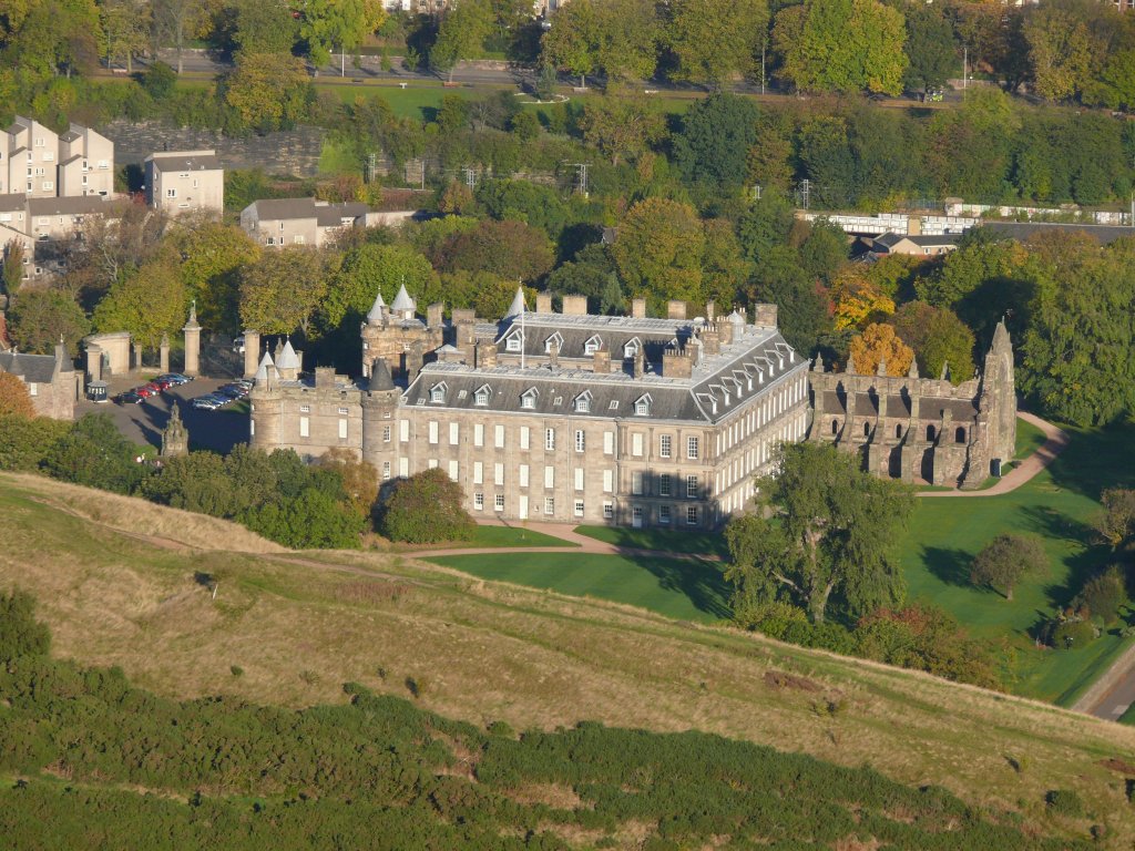 Edinburgh, Palace of Holyroodhouse am 20.10.2010 Blick vom Holyrood Park