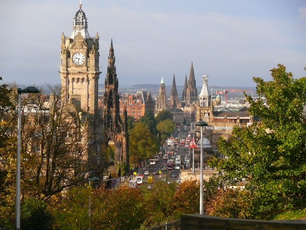 Edinburgh, Princess Street von Calton Hill aus gesehen am 21.10.2010, links das berhmte Balmoral-Hotel