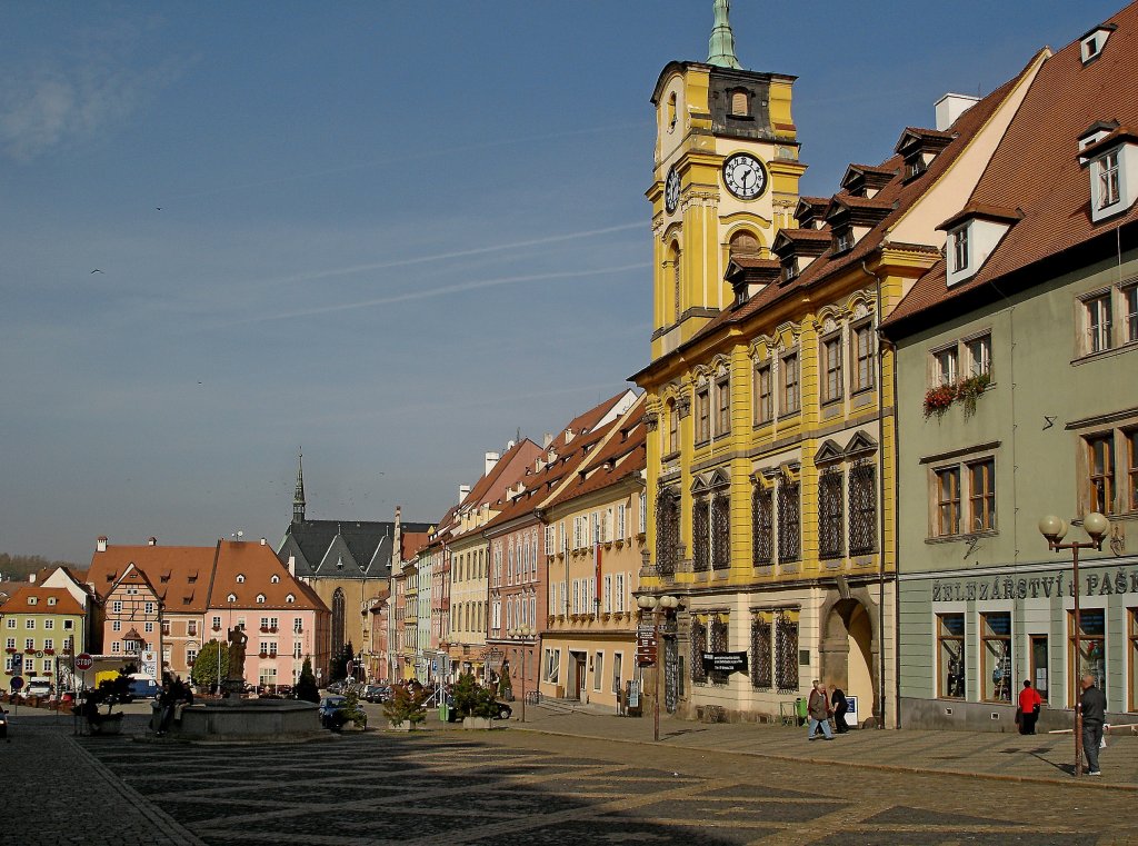 Eger (Cheb), das barocke Rathaus mit Turm am Marktplatz, Okt.2006
