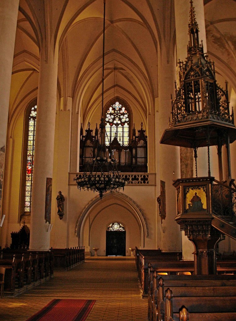 Eger (Cheb), Innenraum der St.Nikolaus-Kirche mit Kanzel und Orgel, Okt.2006