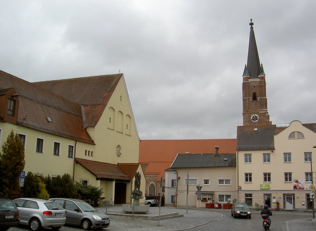 Eggenfelden, Franziskanerplatz mit Franziskanerkirche St. Antonius links und St. Nikolaus Kirche, Kreis Rottal-Inn (02.02.2013)