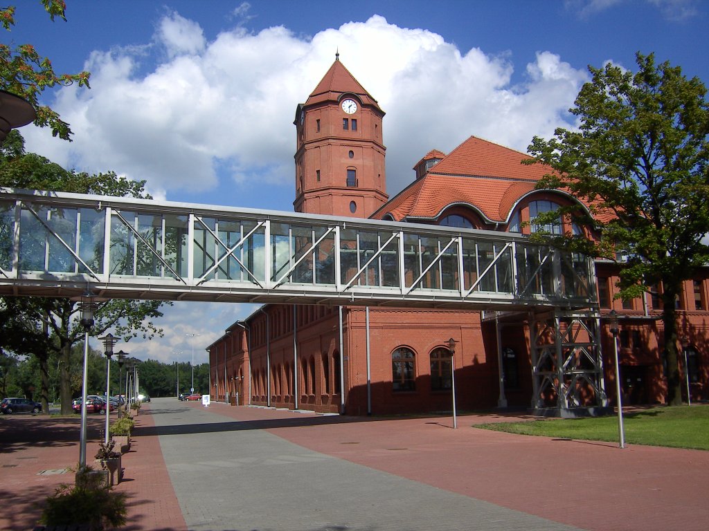 Ehemalige Grubenverwaltung in Gleiwitz (Gliwice). Das Gebude beherbergt heute universitre Einrichtungen und das Bro vom Haus der deutsch-polnischen Zusammenarbeit. Aufnahme vom Sptsommer 2012