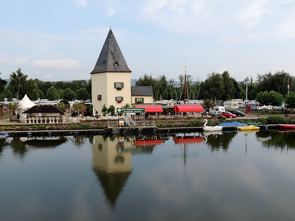 Ehemaliger Fhrturm von SCHWEICH (dreigeschossiger Zeltdachbau, 1794) spiegelt sich in der Mosel; 120824