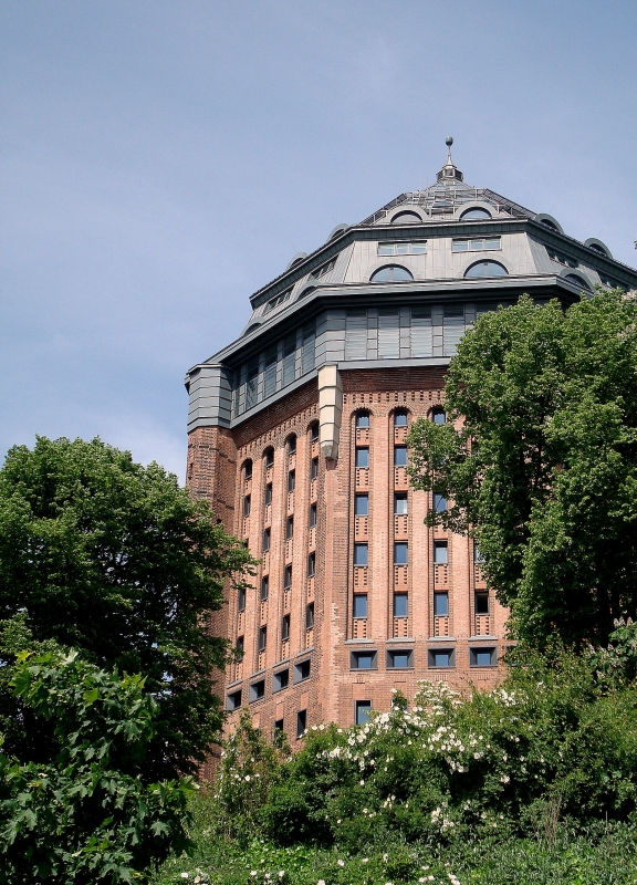 Ehemaliger Wasserturm im Sternschanzenpark. Jetzt ein Hotel, von der autonomen Szene Hamburgs jahrelang bekmpft. 29.5.2010