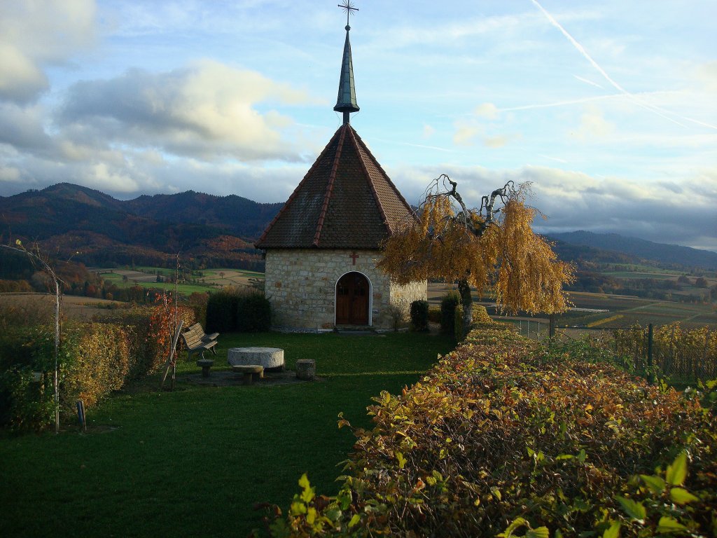 Ehrenstetten im Markgrflerland, die 1954 errichtete Kriegergedchtniskapelle ist zu einem Wahrzeichen der Gegend geworden und ist ein beliebtes Fotomotiv, Nov.2010 