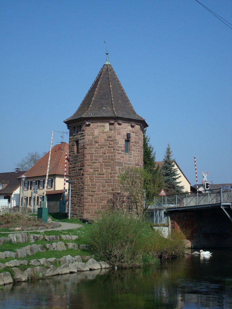 Eichstetten am Kaiserstuhl, der aus rotem Sandstein erbaute Wasserturm  Ende der 1920er Jahre diente mit seiner eingebauten Pumpe zur Bewsserung der umliegenden landwirtschaftlichen Flchen, Mrz 2011 