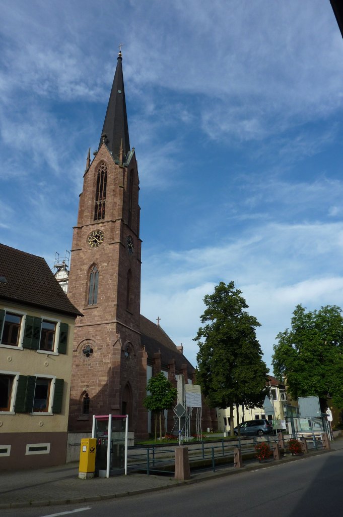 Eichstetten am Kaiserstuhl, die neugotische evangelische Kirche entstand durch Umbauten der Vorgngerkirche in den Jahren 1865-72, markant der 57m hohe Turm, Juli 2011