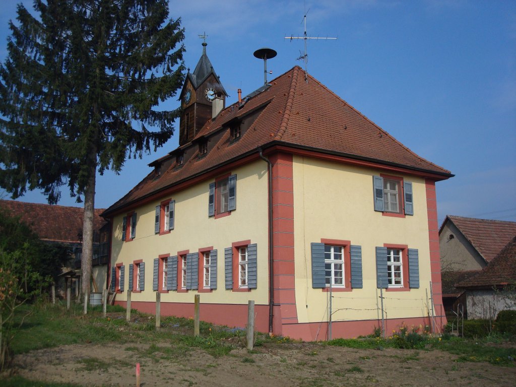 Eichstetten am Kaiserstuhl,
ehemaliges Schulhaus 1765 erbaut, seit 1990 das Dorfmuseum,
der Ort wurde 737 erstmals urkundlich erwhnt,
April 2010
